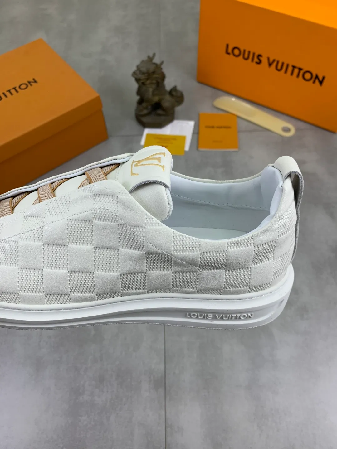 Men's men's shoes P440💰【Real price】Yangli🆘 💭💭New model launched【LOUlS VUlTTON】Louis Vuitton's new low-top men's shoes, high quality, support inspection! This style comes from Italy, very energetic and creative, giving people a comfortable and atmospheric visual impact❗Synchronization, the upper is made of silk calfskin with the original LV, imported soft sheepskin lining🐑Purely hand-stitched; LV original rubber outsole 4️⃣colors available Code number: 38~44